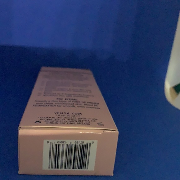 YENSA color + face Tone Up Primer Essential Glow 8 SuperBlacks Essence - Picture 7 of 7